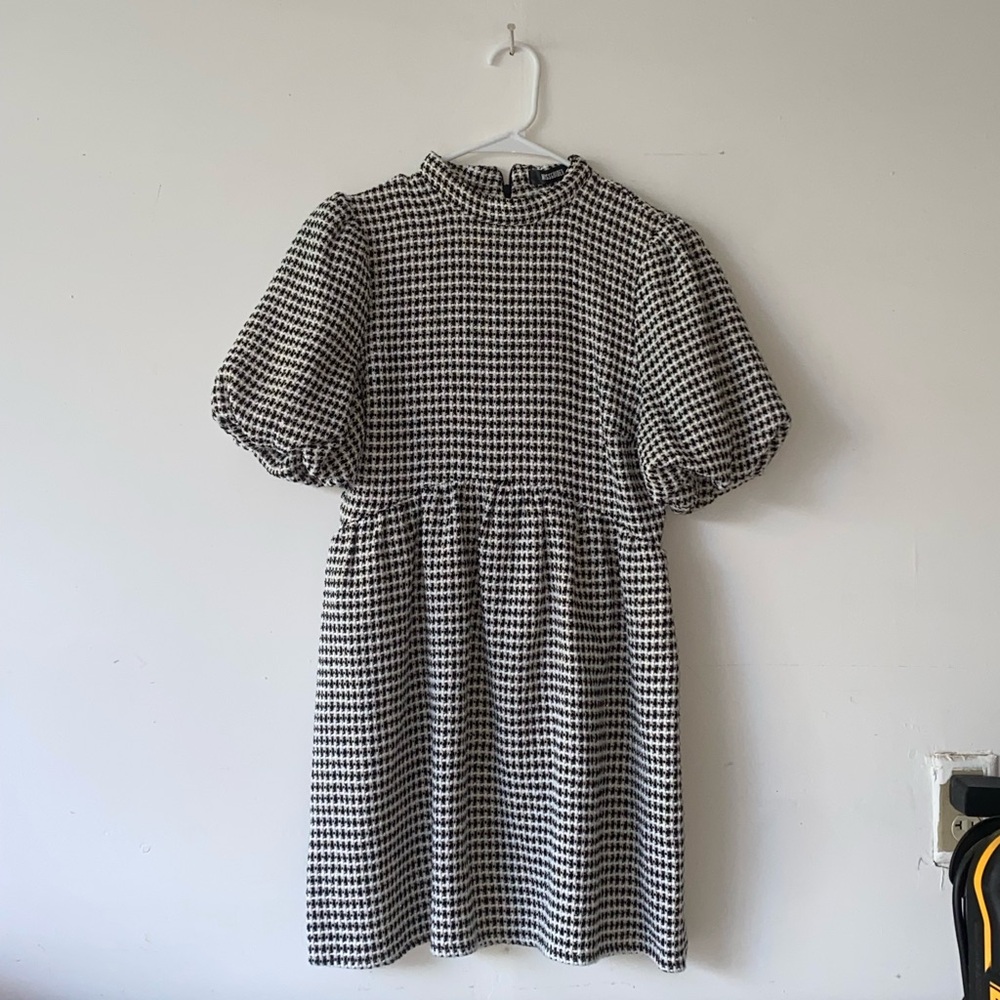 puff sleeve printed mini smock dress in black